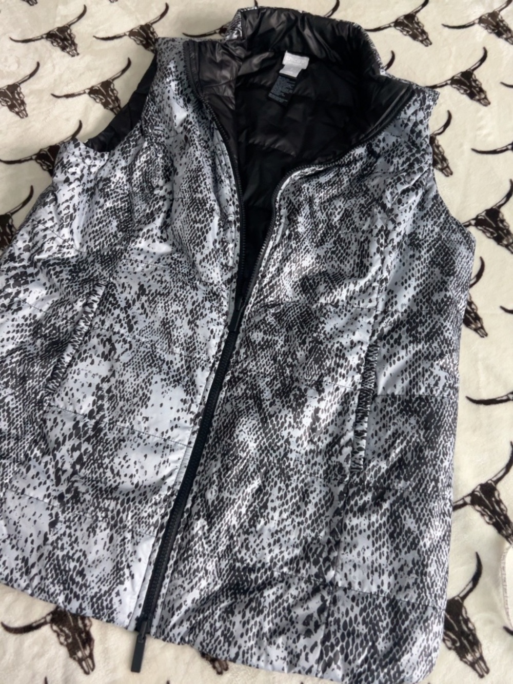 Chico’s Zenergy Snakeskin Puffer Vest Size 2 12/14 Black White Quilted